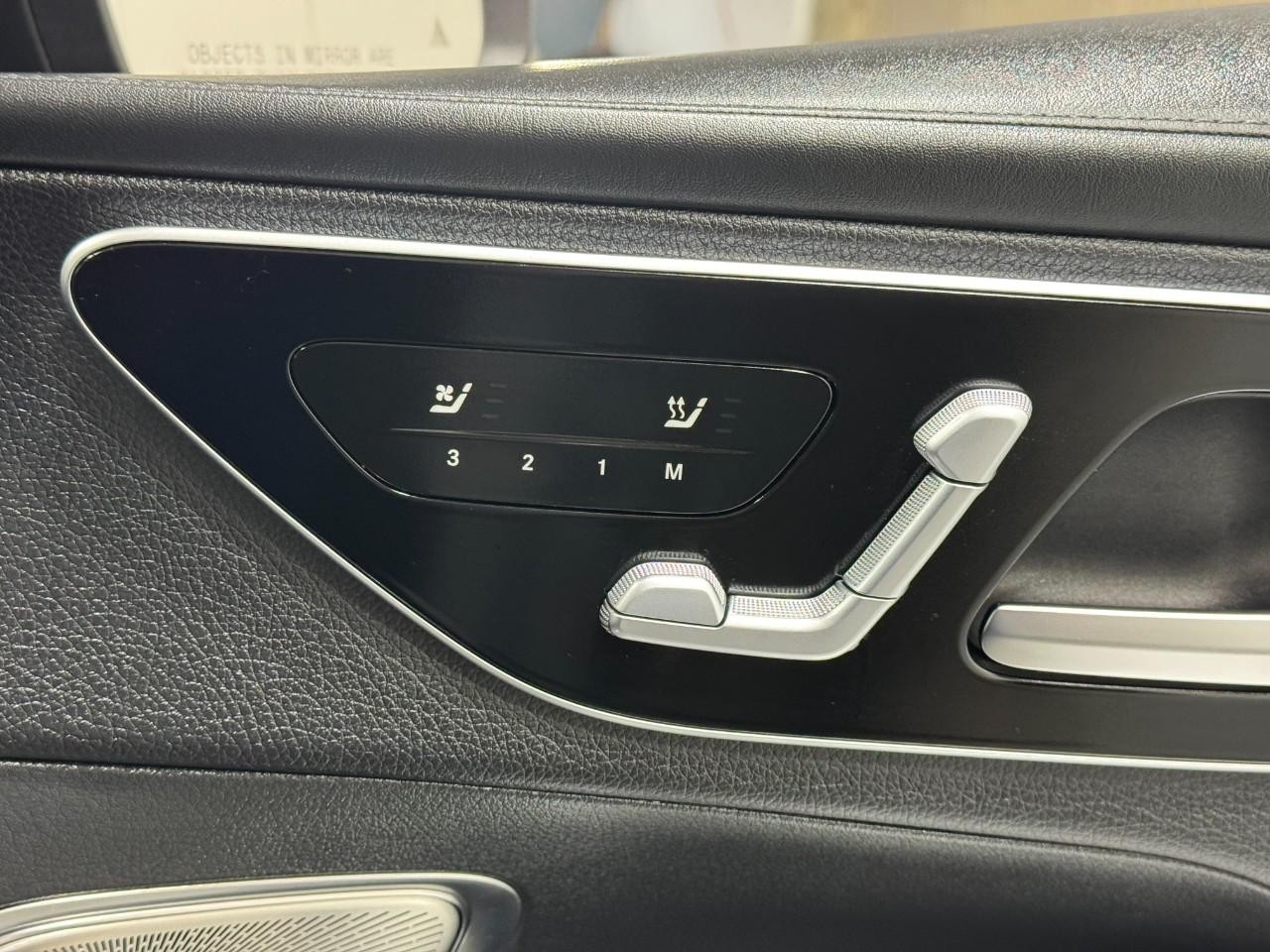 Mercedes-Benz GLC Vehicle Full-screen Gallery Image 19