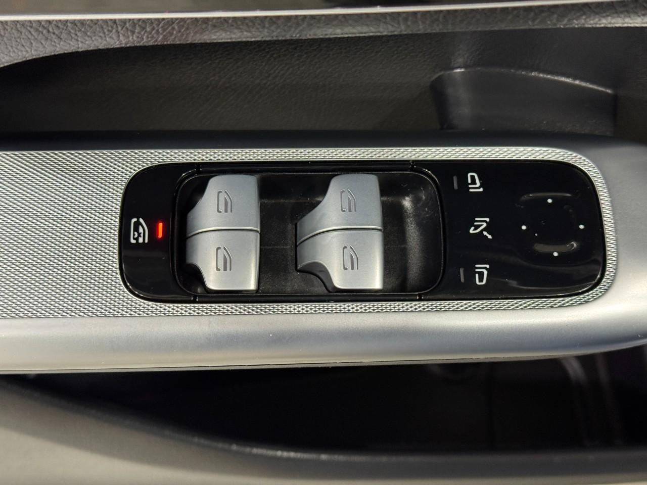 Mercedes-Benz GLC Vehicle Full-screen Gallery Image 23