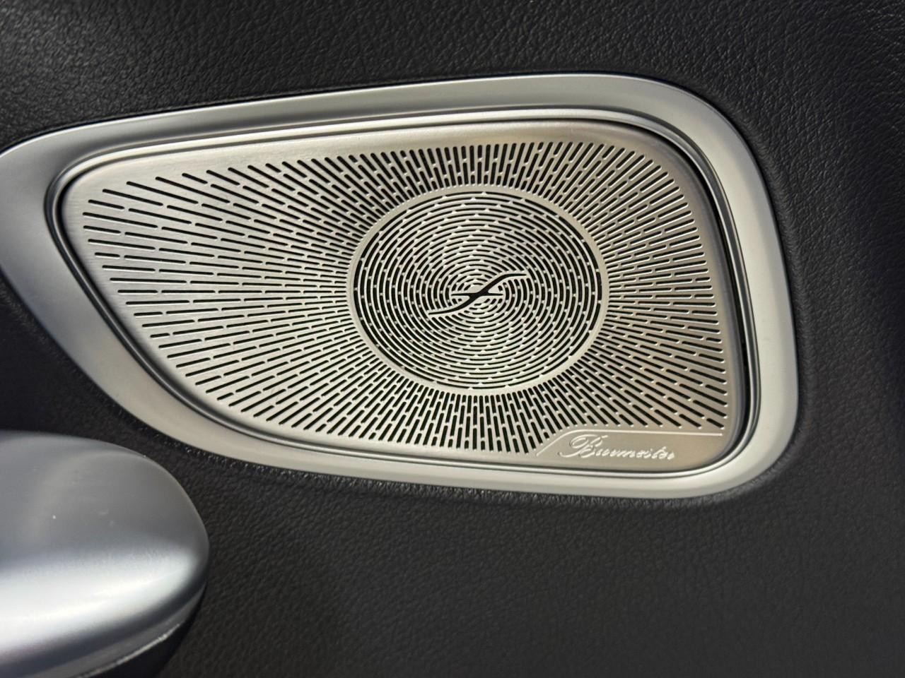 Mercedes-Benz GLC Vehicle Full-screen Gallery Image 24