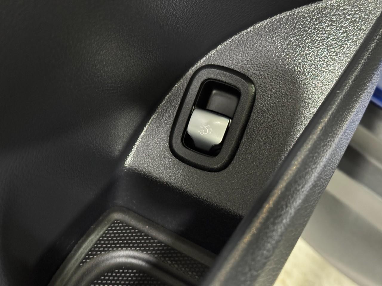 Mercedes-Benz GLC Vehicle Full-screen Gallery Image 25