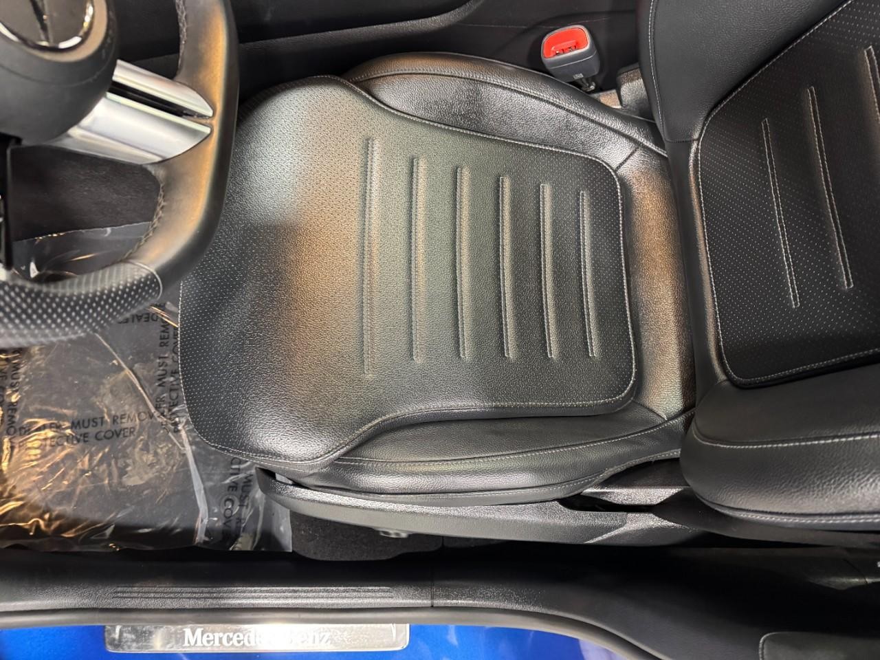 Mercedes-Benz GLC Vehicle Full-screen Gallery Image 27