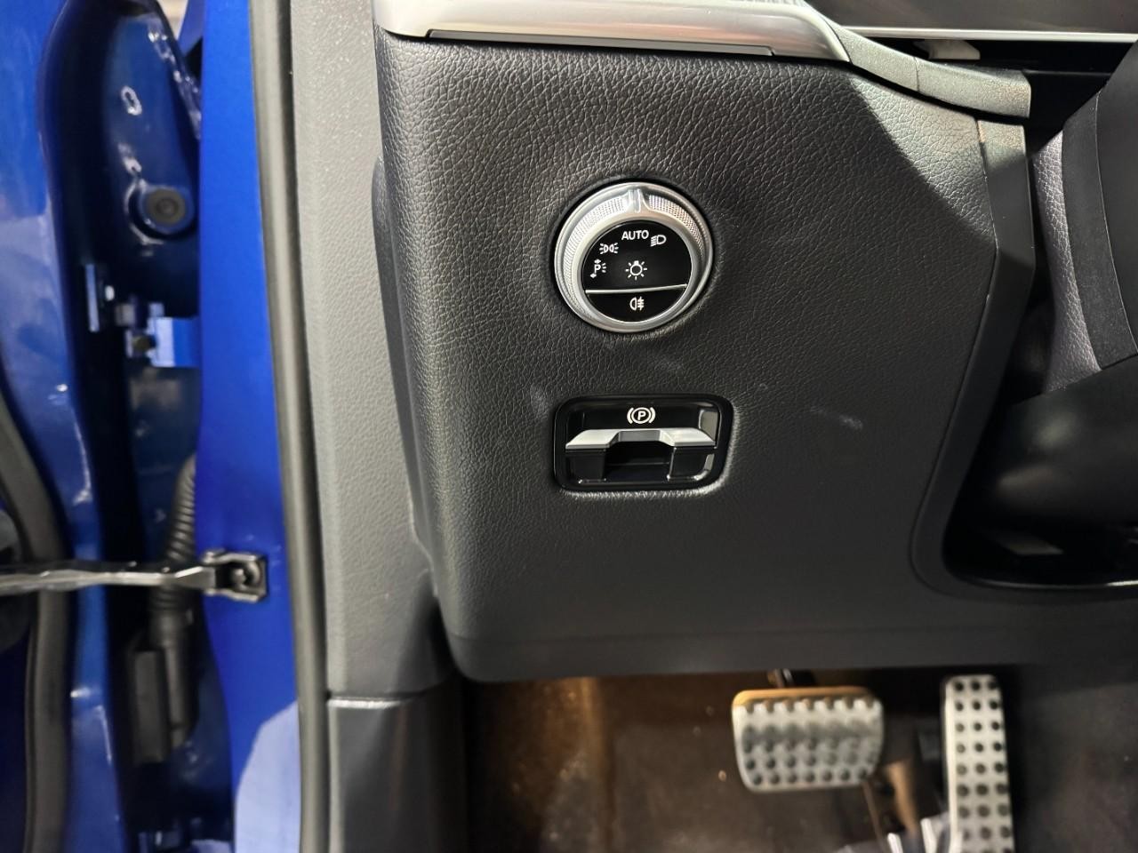 Mercedes-Benz GLC Vehicle Full-screen Gallery Image 29