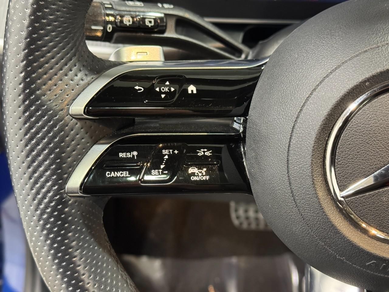 Mercedes-Benz GLC Vehicle Full-screen Gallery Image 30