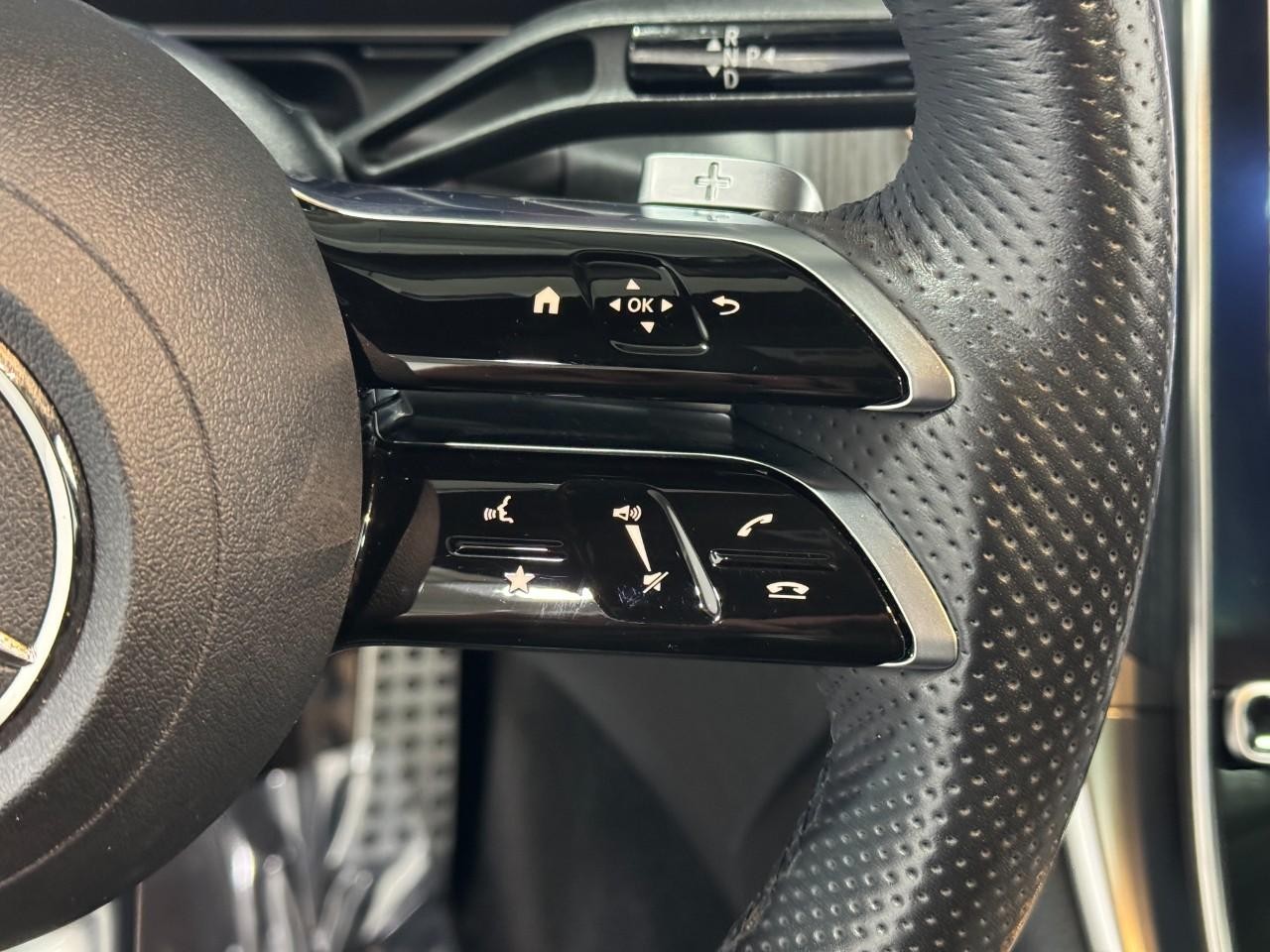 Mercedes-Benz GLC Vehicle Full-screen Gallery Image 31