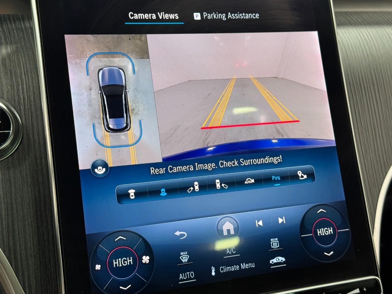 Mercedes-Benz GLC Vehicle Full-screen Gallery Image 34