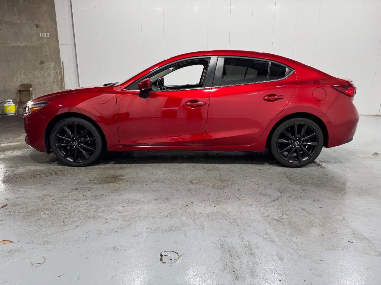 Mazda MAZDA3 4-Door Vehicle Full-screen Gallery Image 2