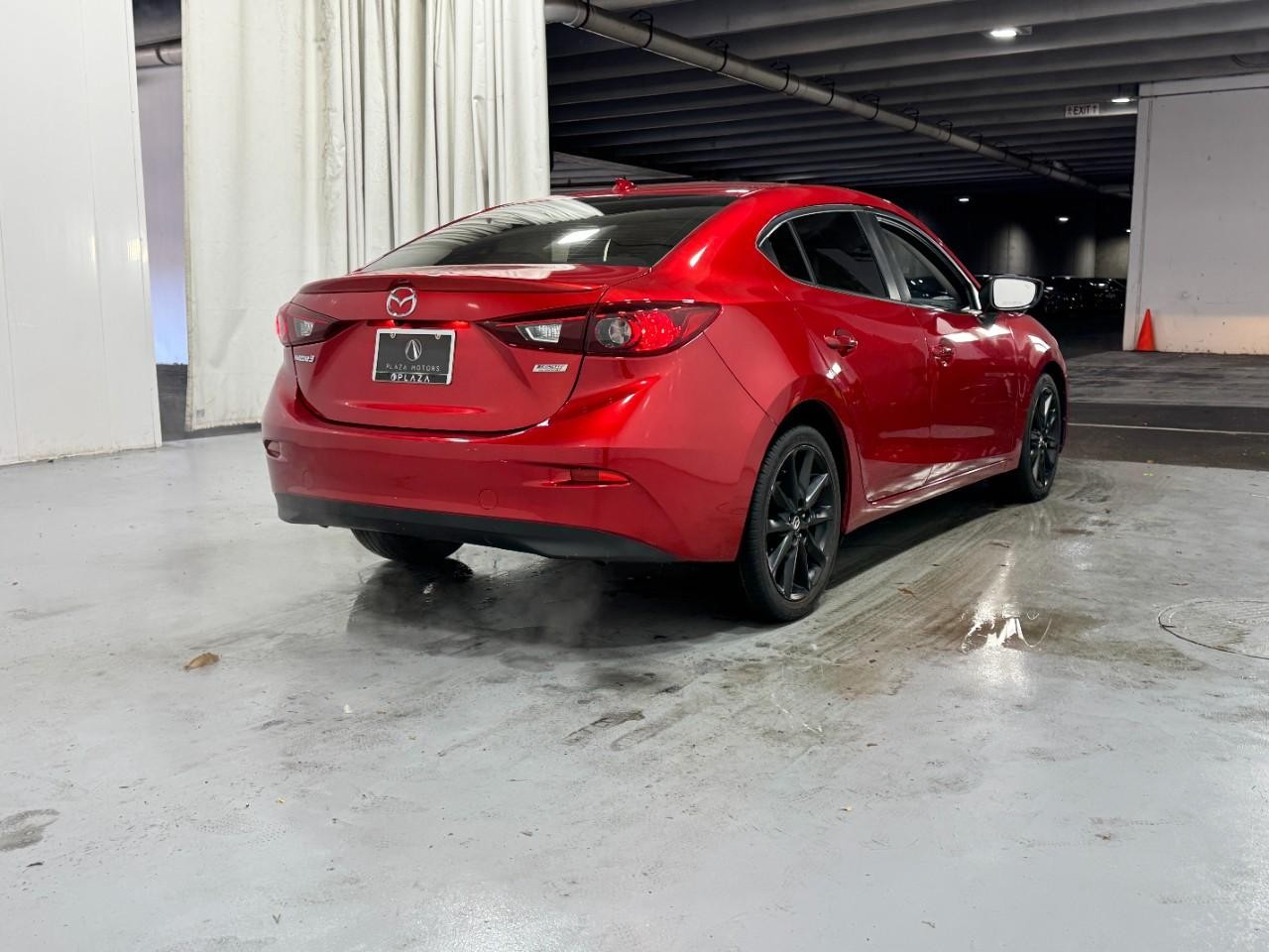 Mazda MAZDA3 4-Door Vehicle Full-screen Gallery Image 4
