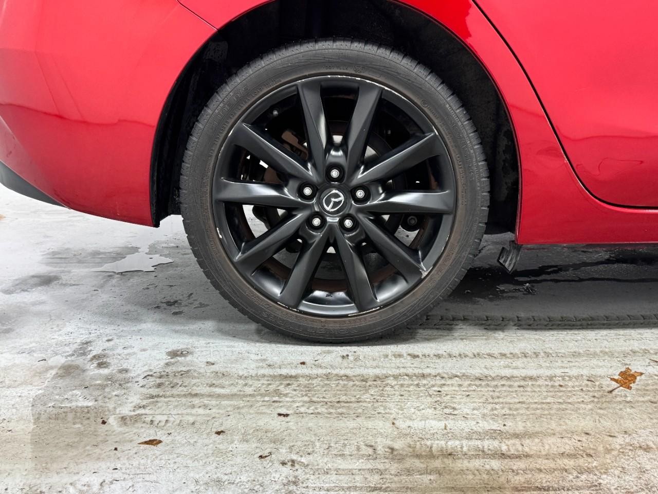 Mazda MAZDA3 4-Door Vehicle Full-screen Gallery Image 5