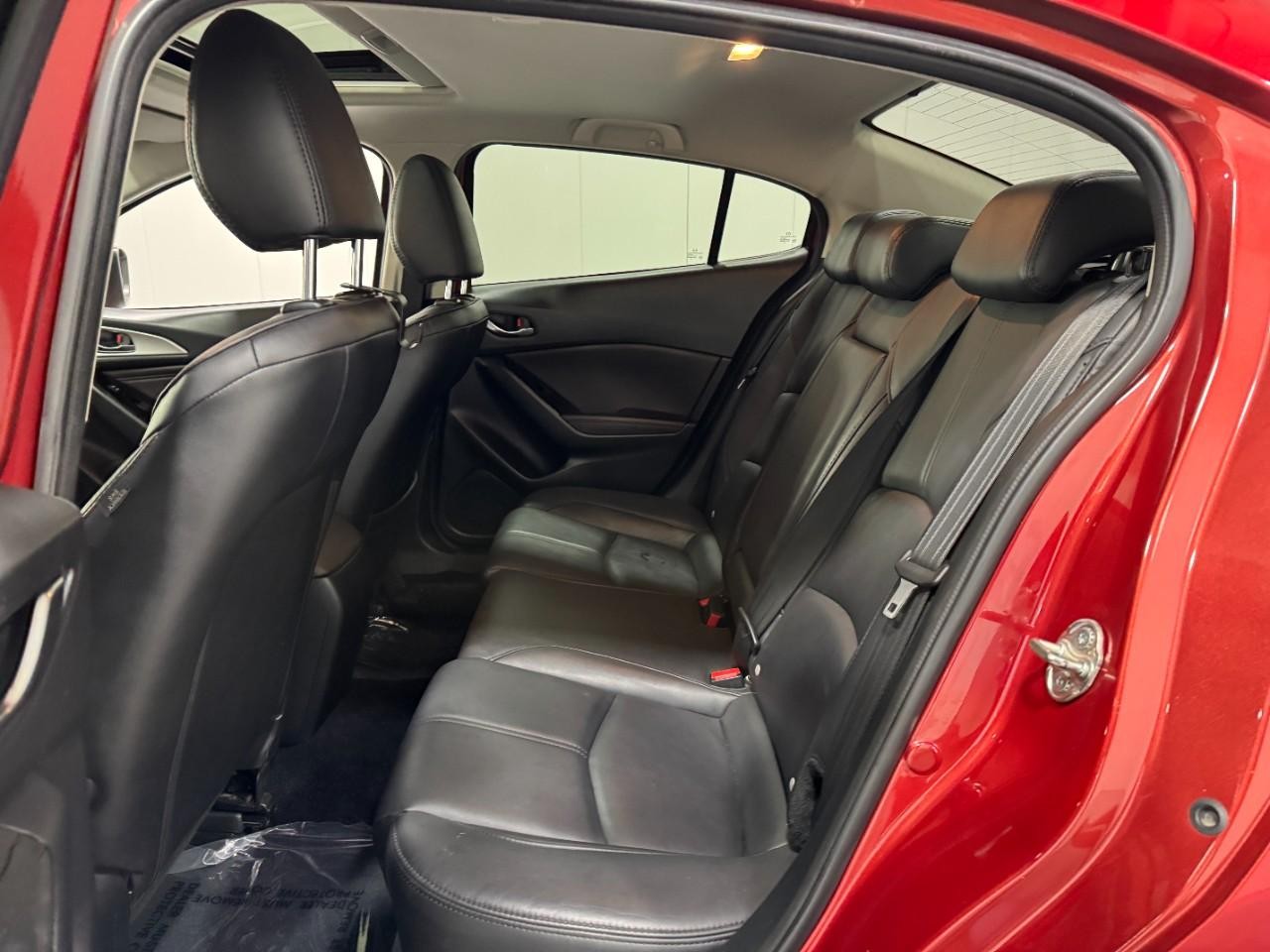 Mazda MAZDA3 4-Door Vehicle Full-screen Gallery Image 8