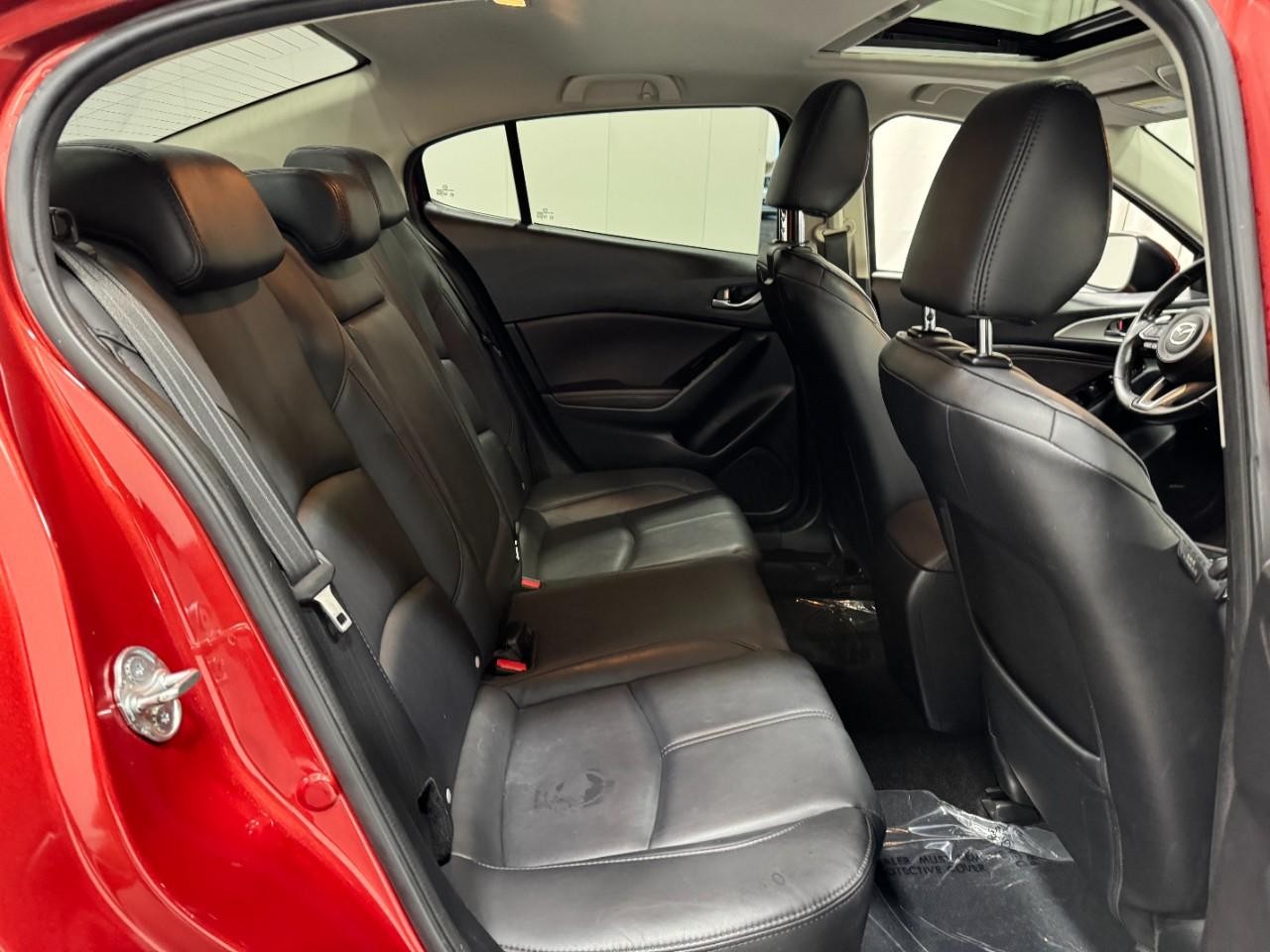 Mazda MAZDA3 4-Door Vehicle Full-screen Gallery Image 10