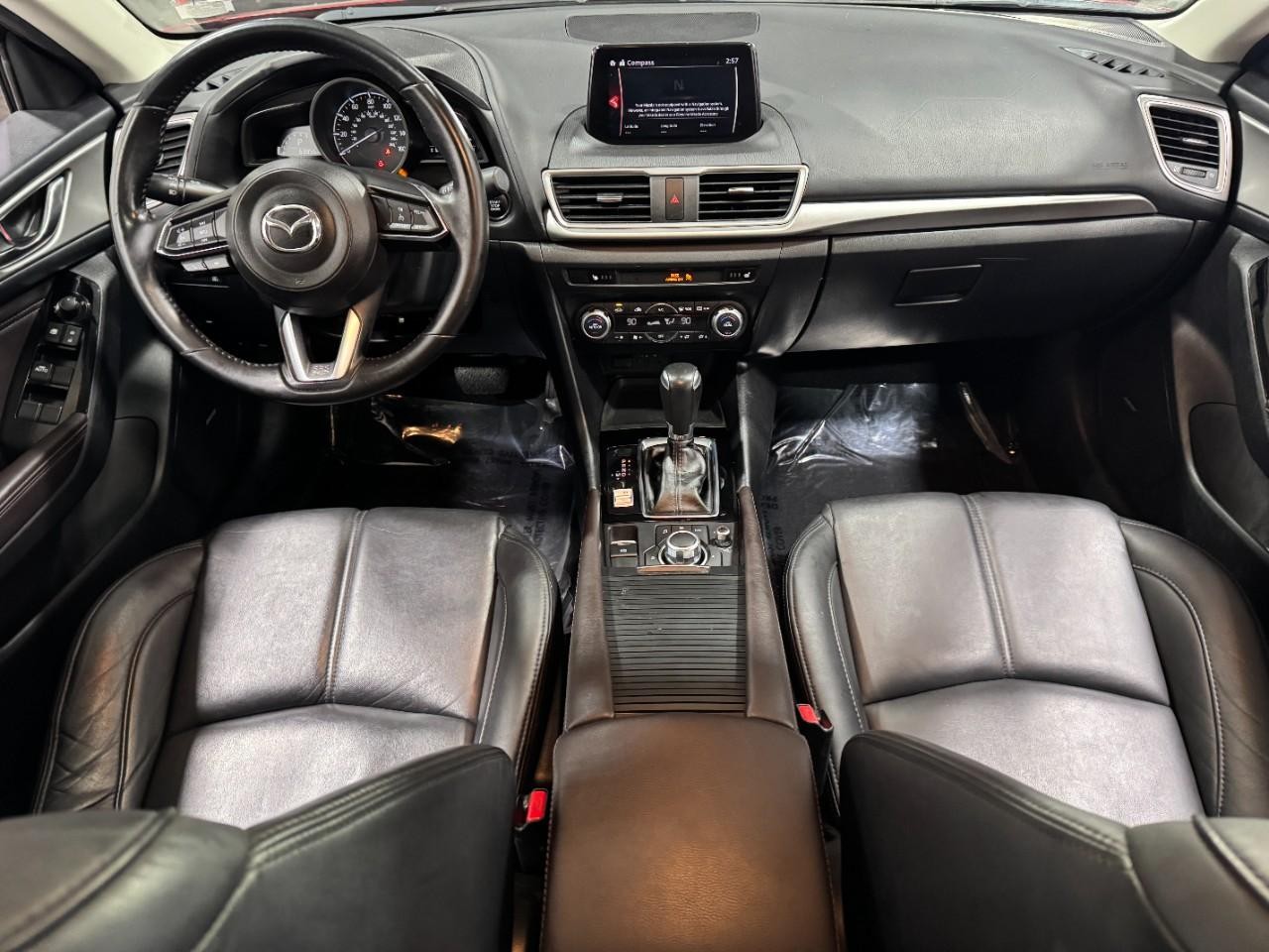 Mazda MAZDA3 4-Door Vehicle Full-screen Gallery Image 12