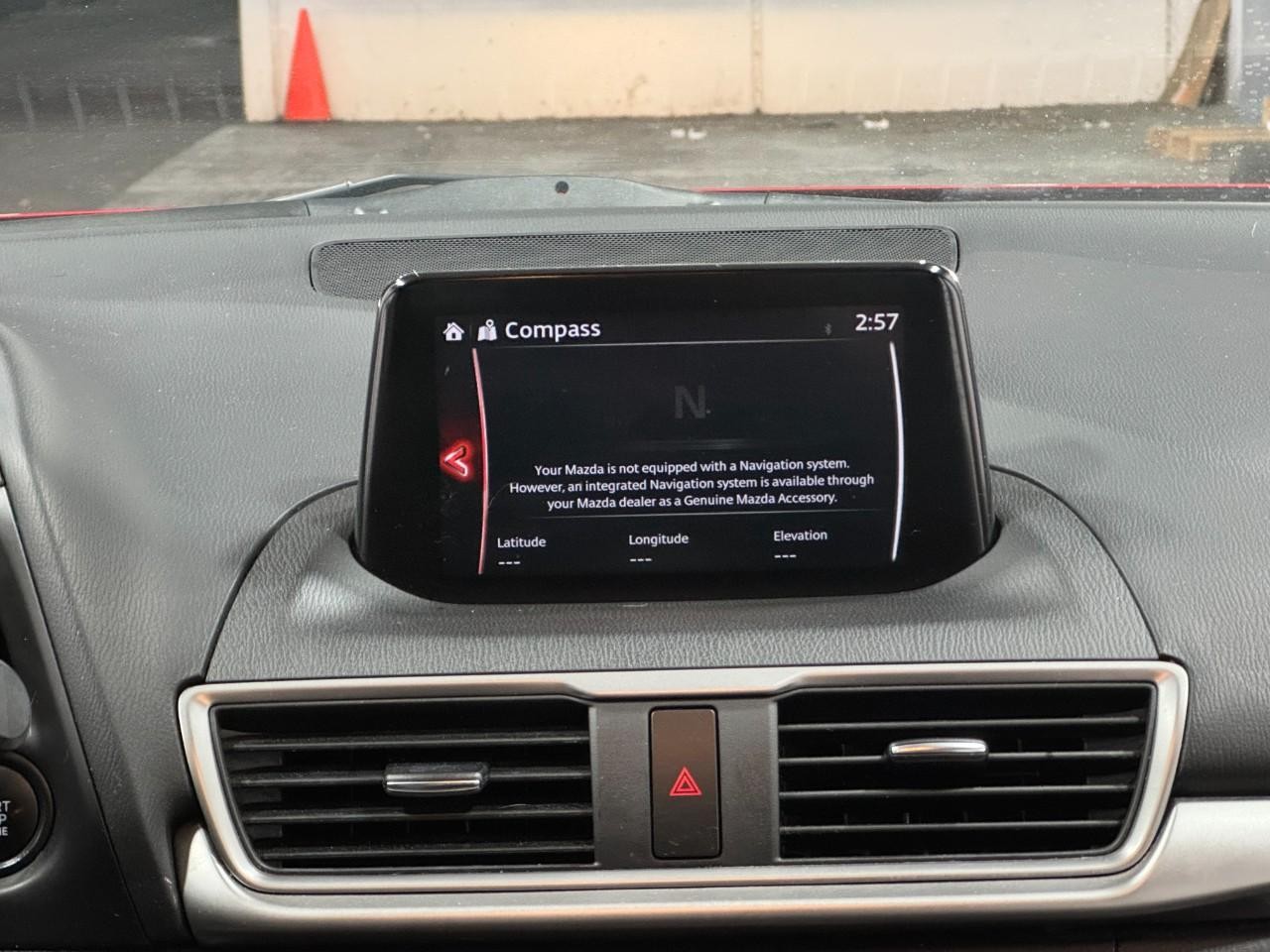 Mazda MAZDA3 4-Door Vehicle Full-screen Gallery Image 14