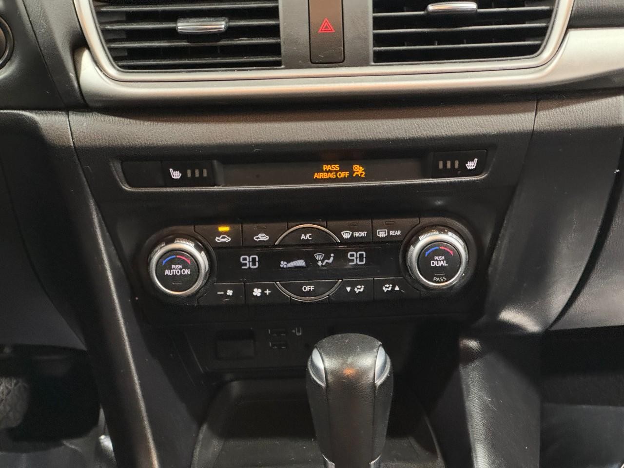 Mazda MAZDA3 4-Door Vehicle Full-screen Gallery Image 15