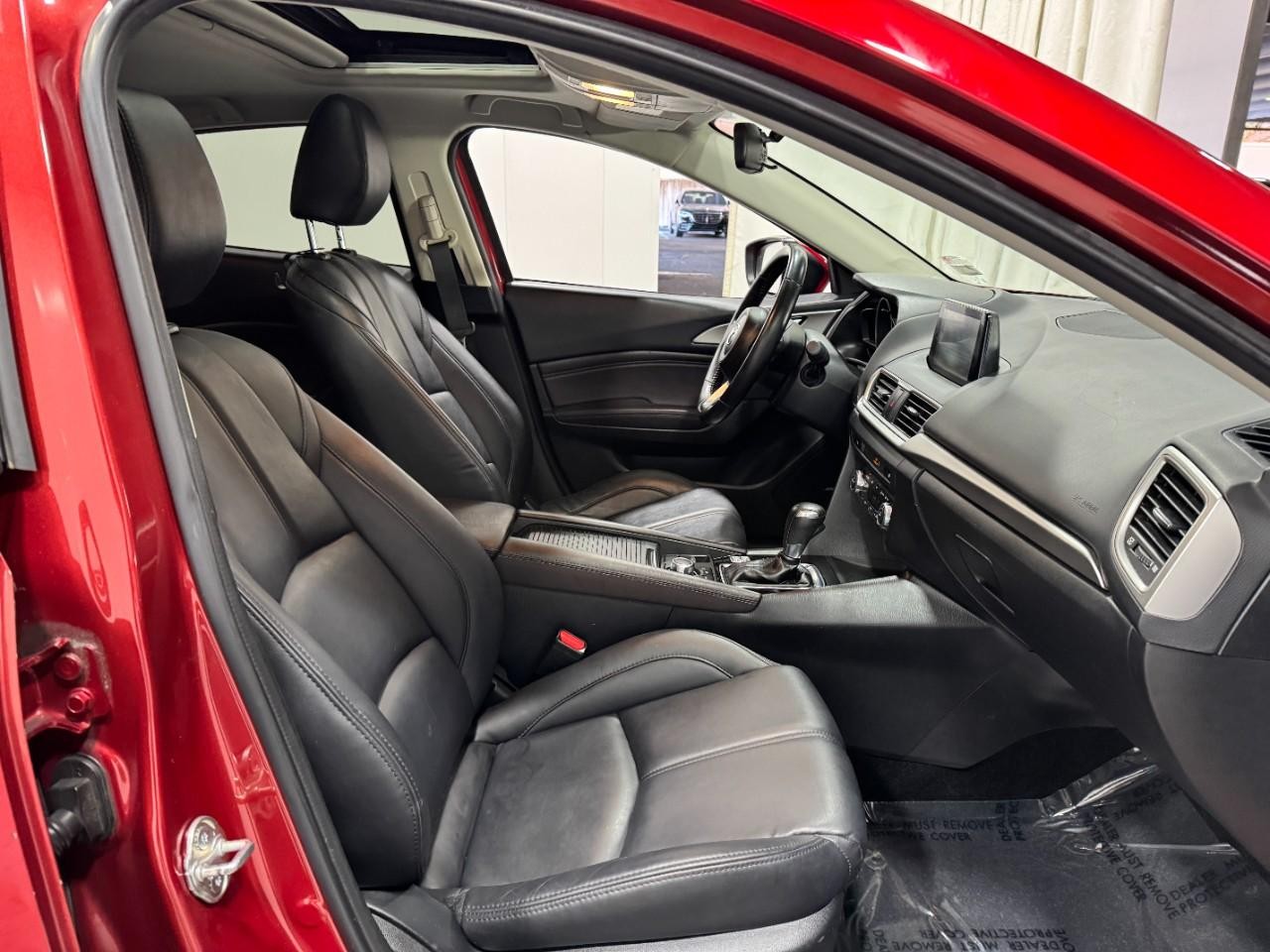 Mazda MAZDA3 4-Door Vehicle Full-screen Gallery Image 18