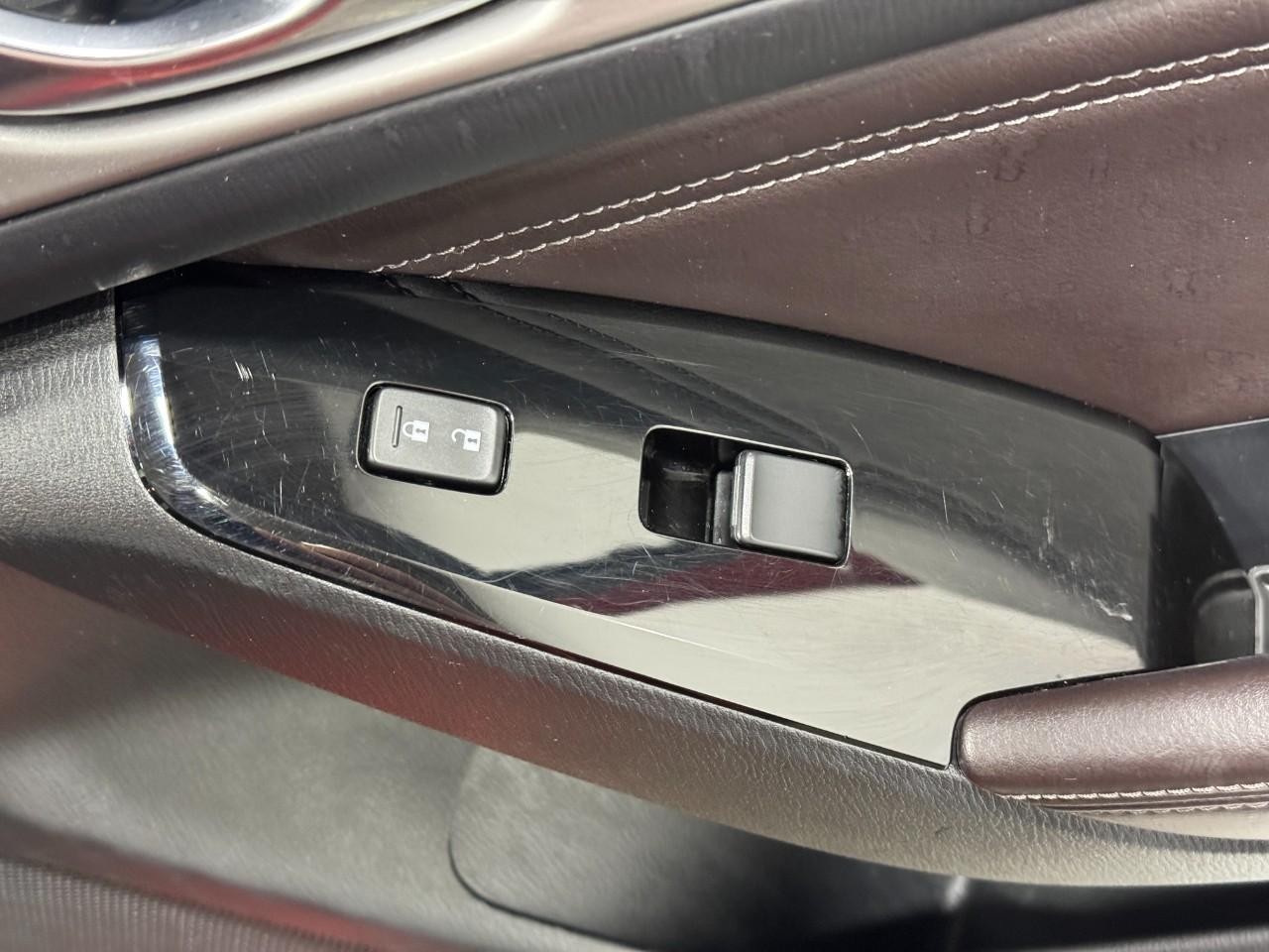 Mazda MAZDA3 4-Door Vehicle Full-screen Gallery Image 21