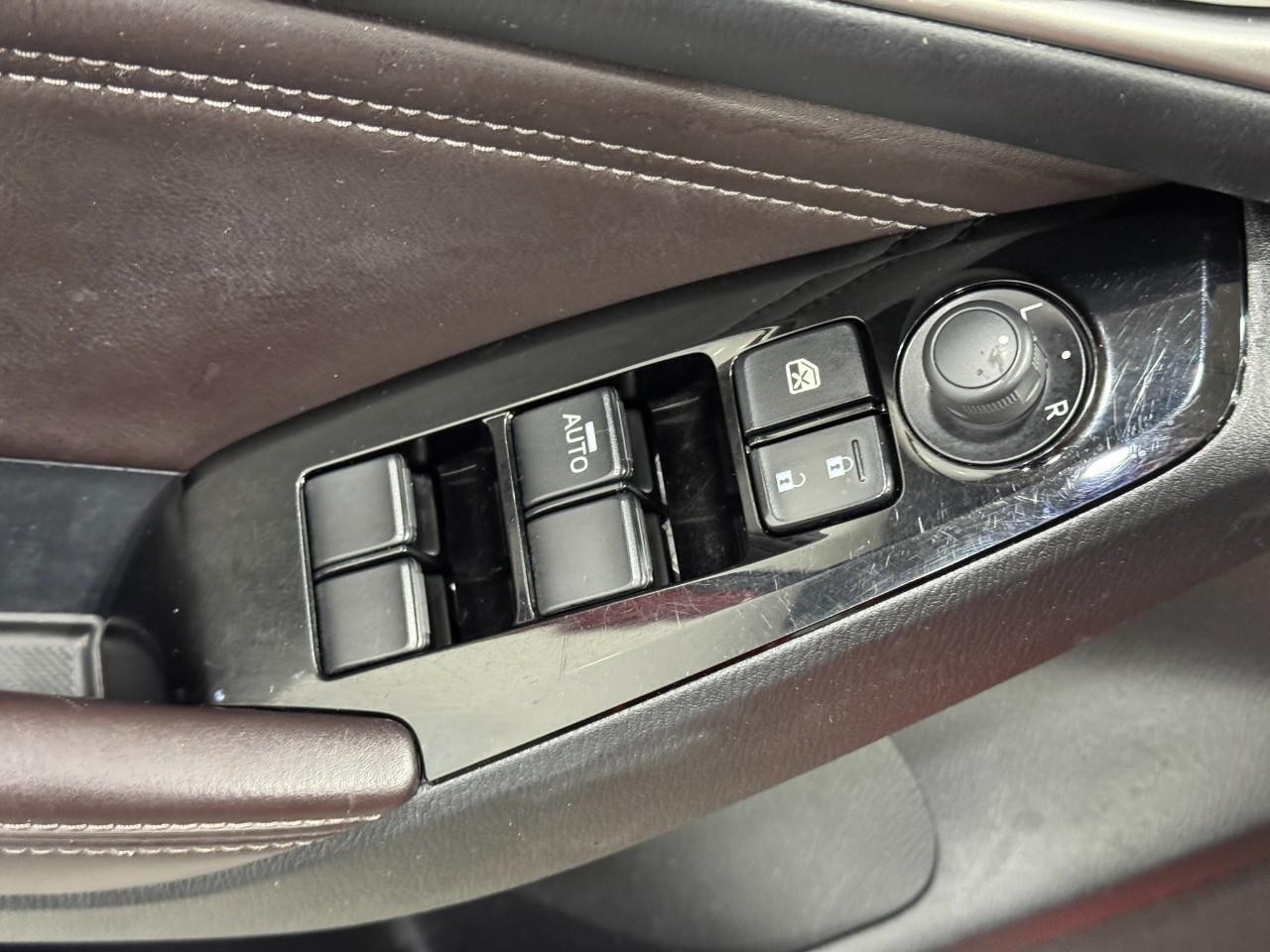 Mazda MAZDA3 4-Door Vehicle Full-screen Gallery Image 23