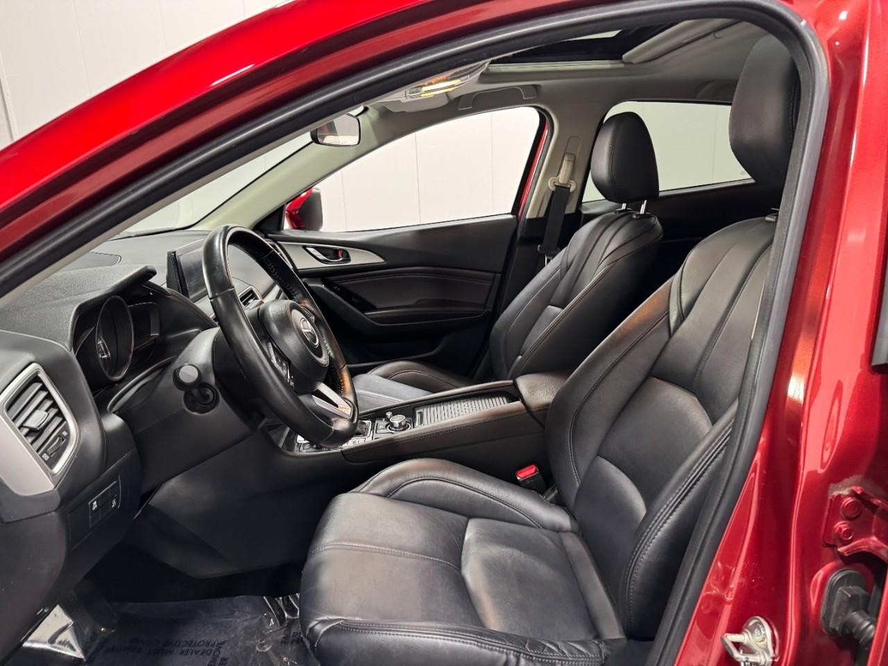 Mazda MAZDA3 4-Door Vehicle Full-screen Gallery Image 25