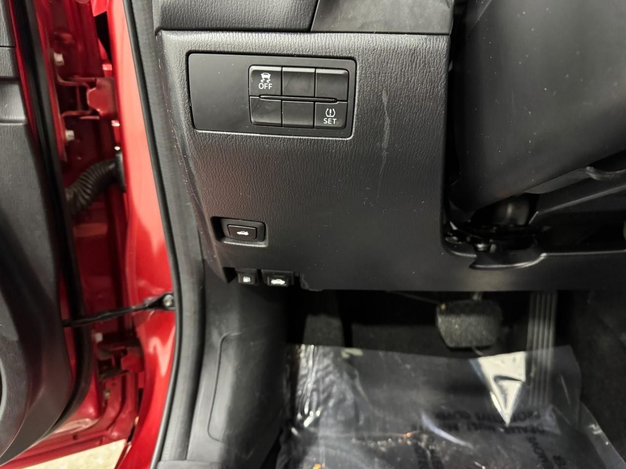 Mazda MAZDA3 4-Door Vehicle Full-screen Gallery Image 28