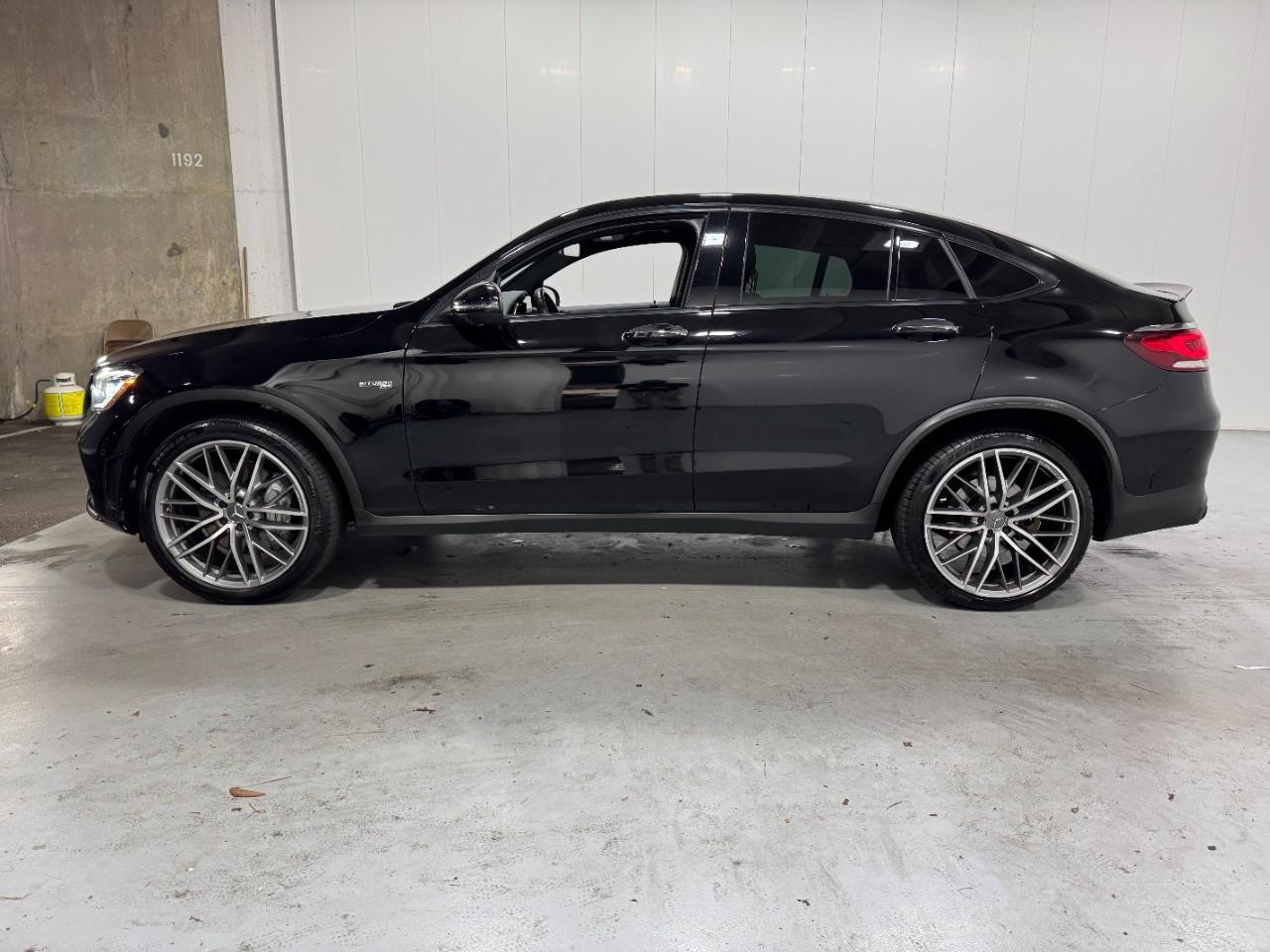 Mercedes-Benz GLC Vehicle Full-screen Gallery Image 2