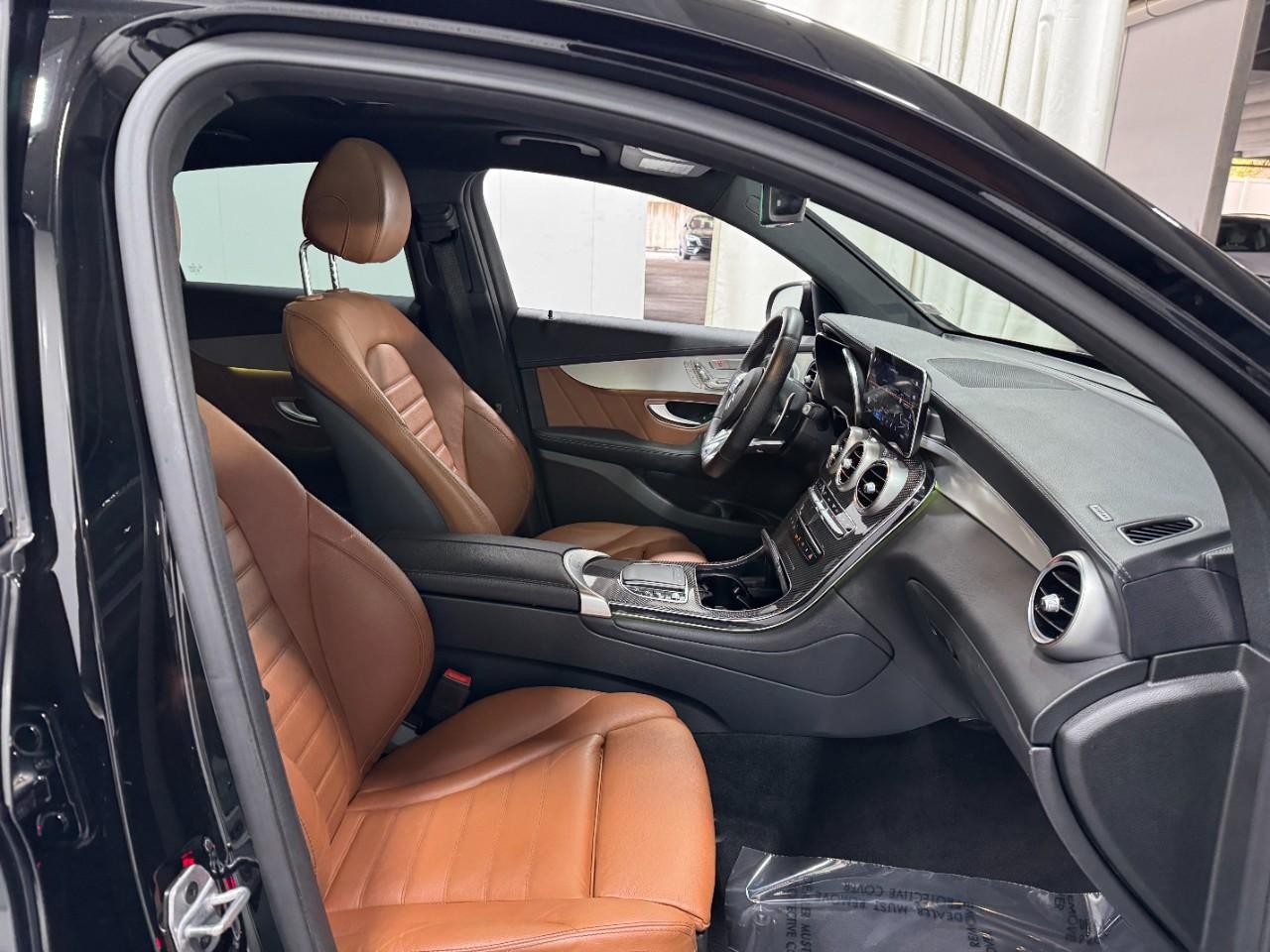 Mercedes-Benz GLC Vehicle Full-screen Gallery Image 18