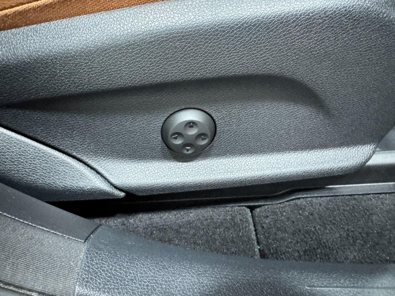 Mercedes-Benz GLC Vehicle Full-screen Gallery Image 20