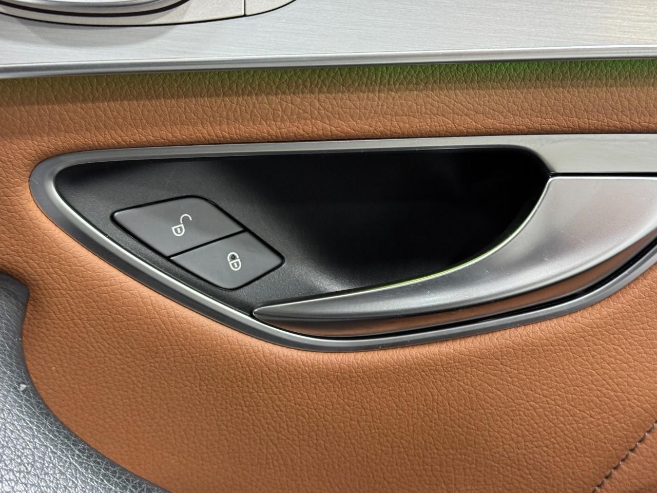 Mercedes-Benz GLC Vehicle Full-screen Gallery Image 22