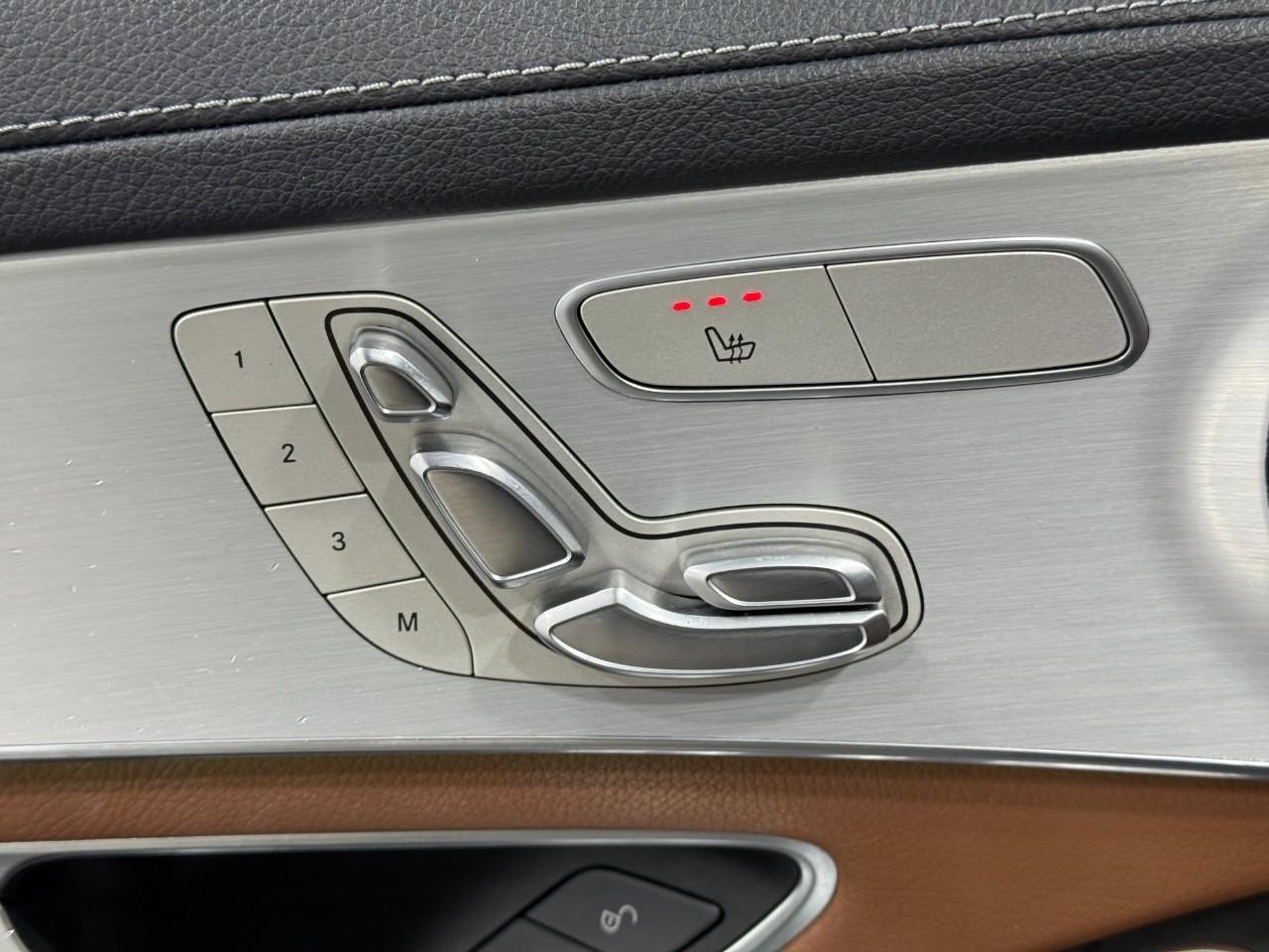 Mercedes-Benz GLC Vehicle Full-screen Gallery Image 25