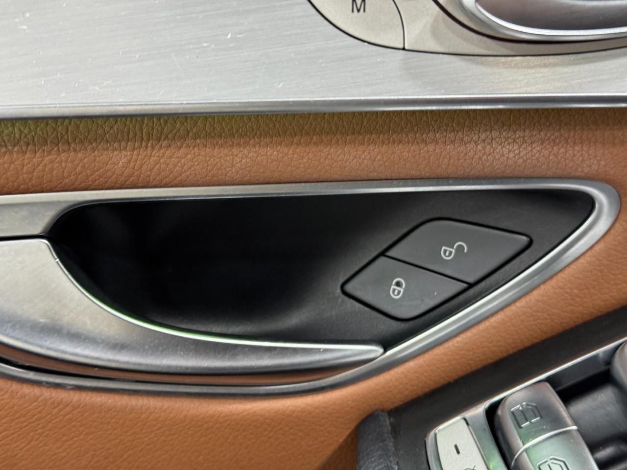 Mercedes-Benz GLC Vehicle Full-screen Gallery Image 26