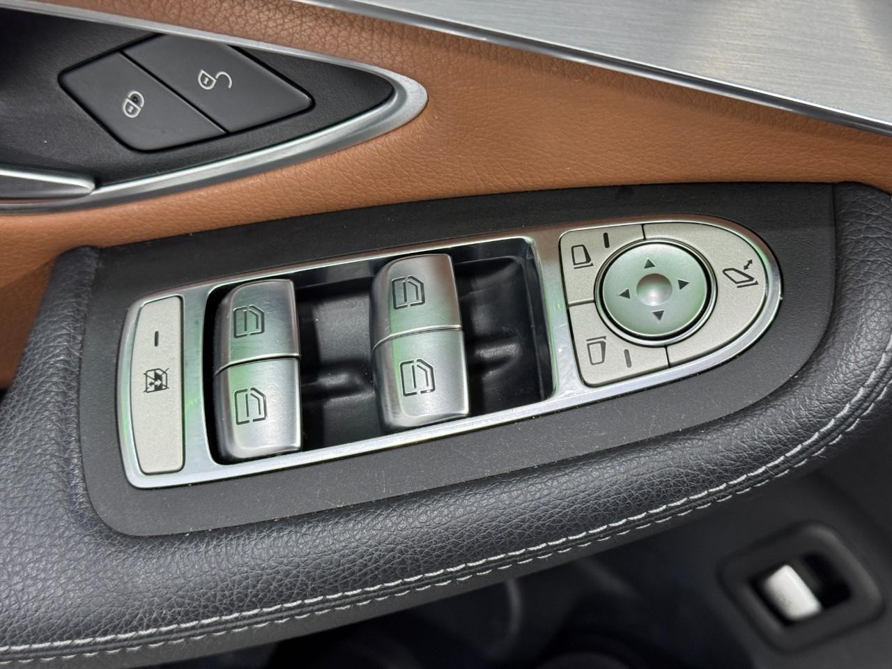 Mercedes-Benz GLC Vehicle Full-screen Gallery Image 27