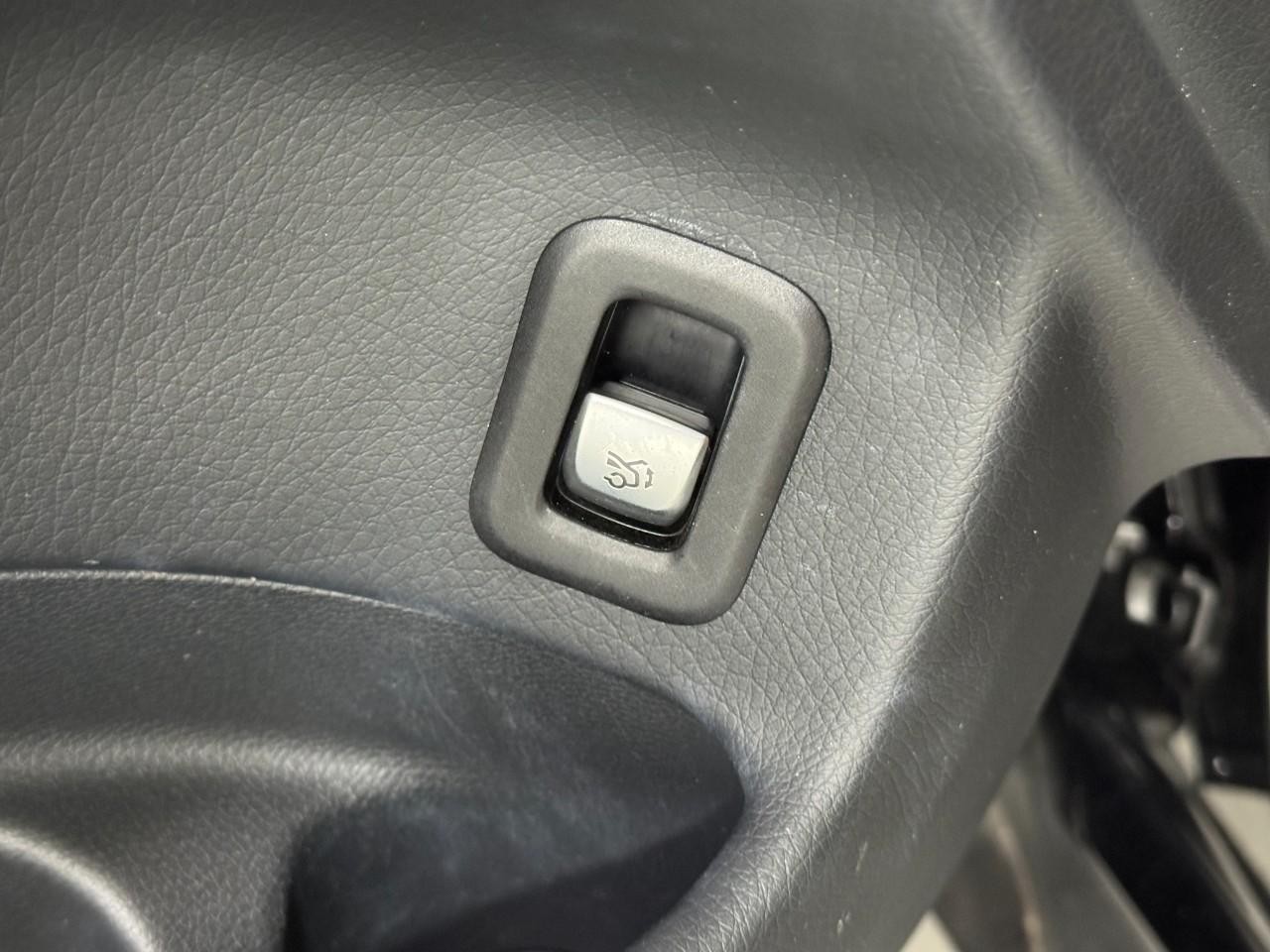 Mercedes-Benz GLC Vehicle Full-screen Gallery Image 28