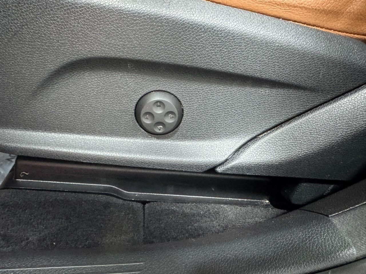 Mercedes-Benz GLC Vehicle Full-screen Gallery Image 31