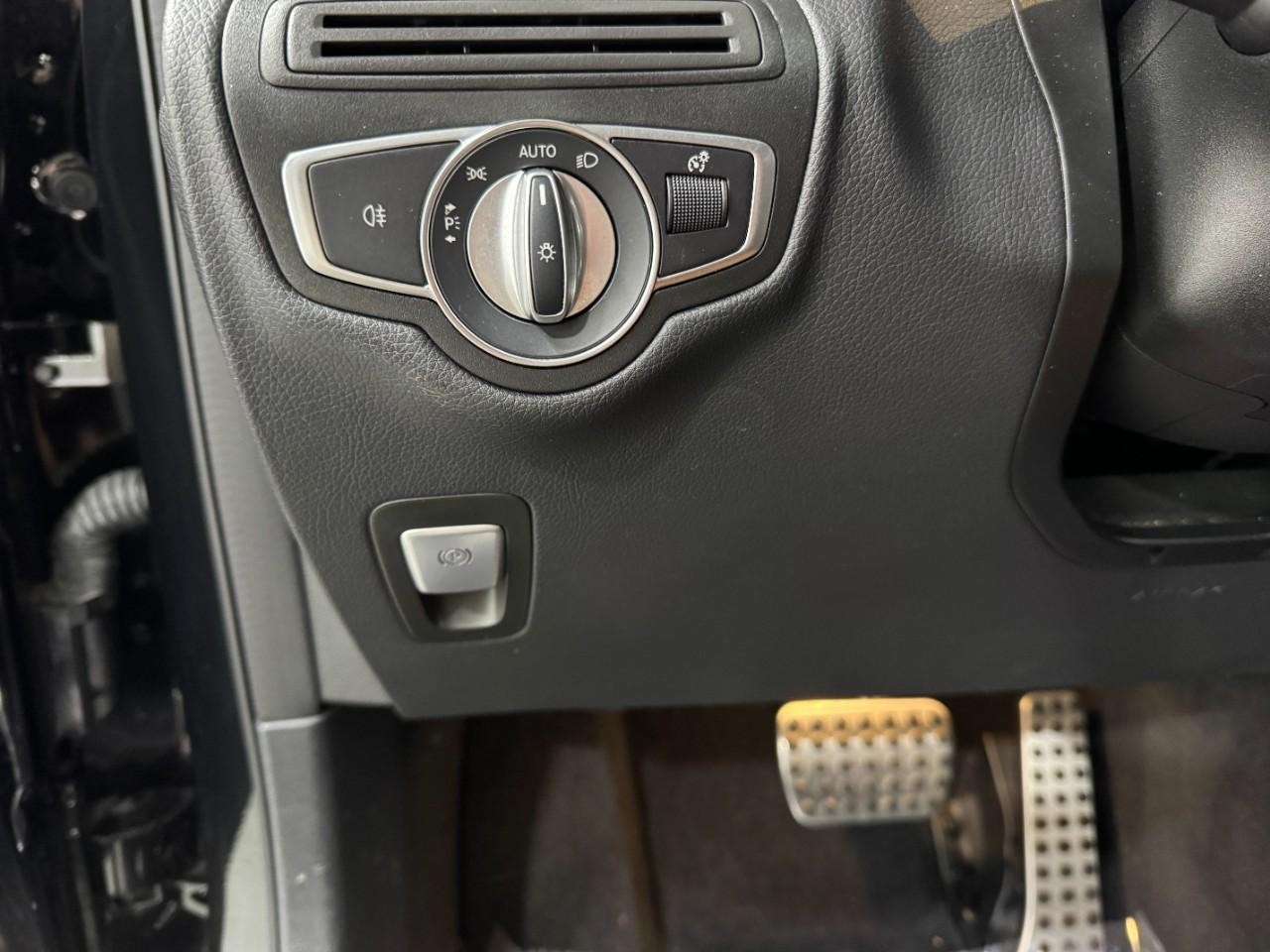 Mercedes-Benz GLC Vehicle Full-screen Gallery Image 32