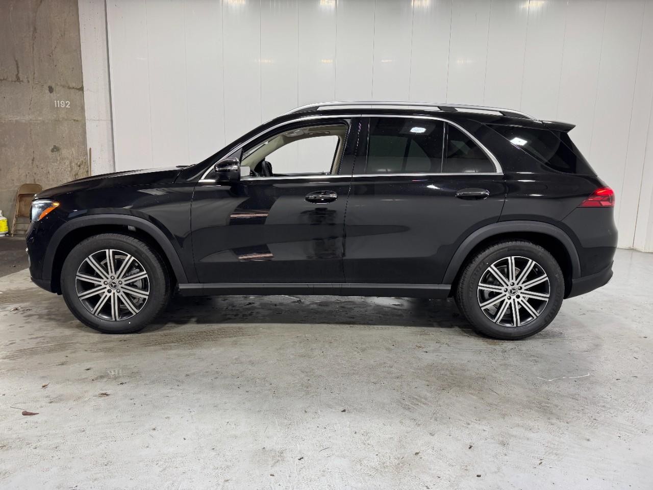 Mercedes-Benz GLE Vehicle Full-screen Gallery Image 2