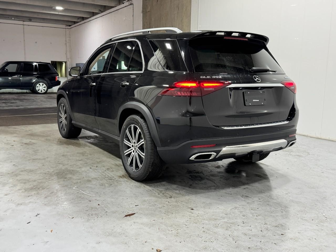 Mercedes-Benz GLE Vehicle Full-screen Gallery Image 3