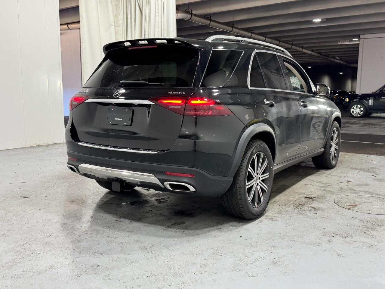 Mercedes-Benz GLE Vehicle Full-screen Gallery Image 4