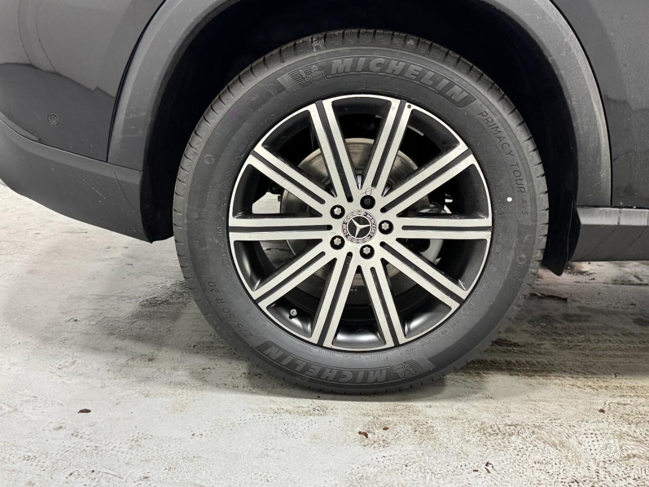 Mercedes-Benz GLE Vehicle Full-screen Gallery Image 5