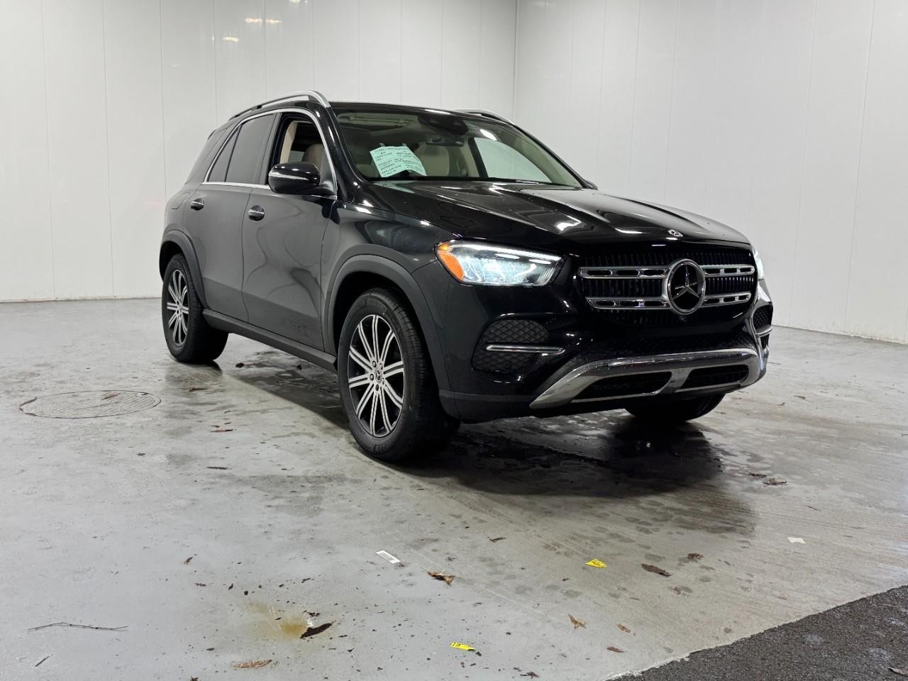 Mercedes-Benz GLE Vehicle Full-screen Gallery Image 6