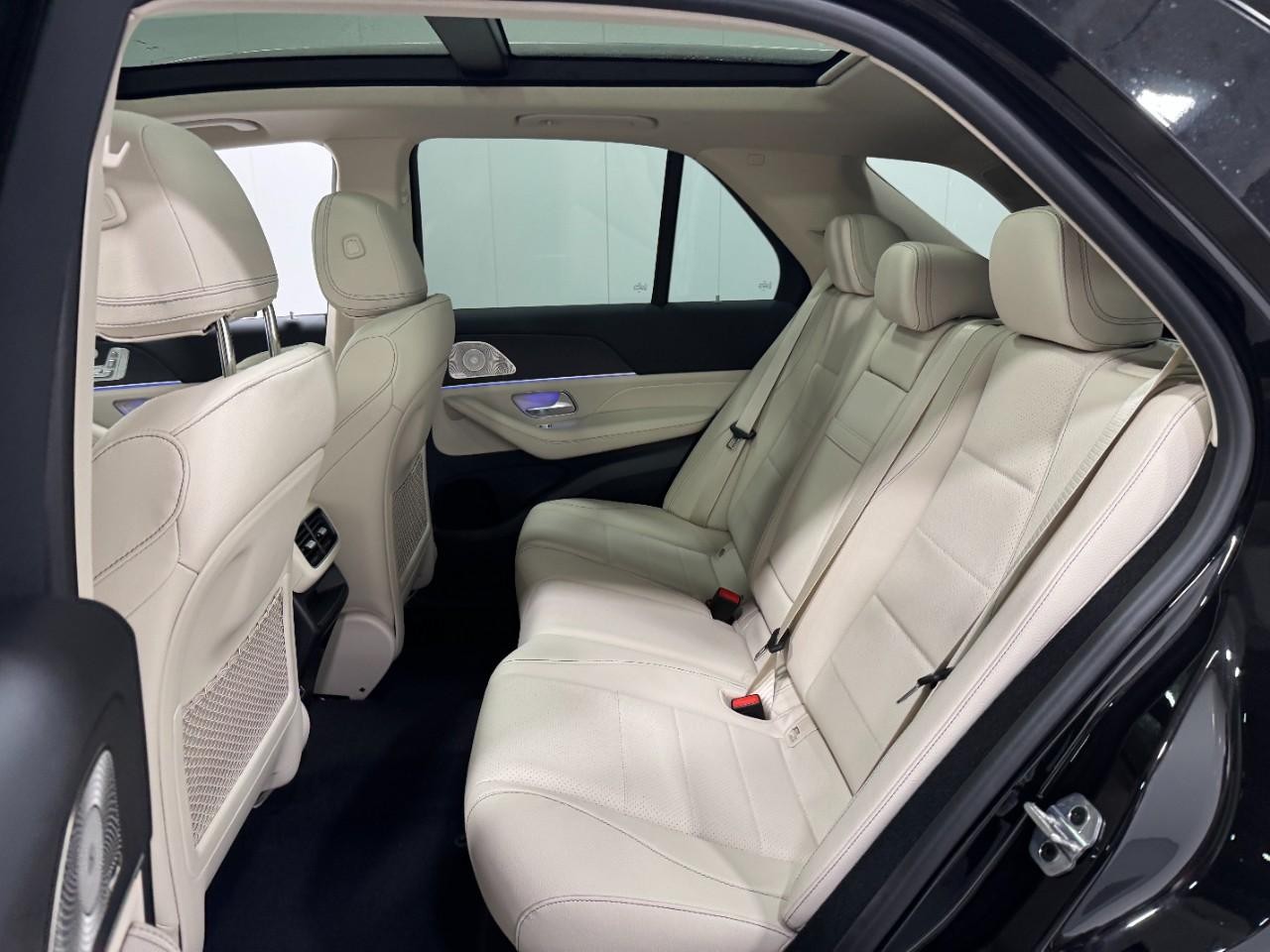 Mercedes-Benz GLE Vehicle Full-screen Gallery Image 8