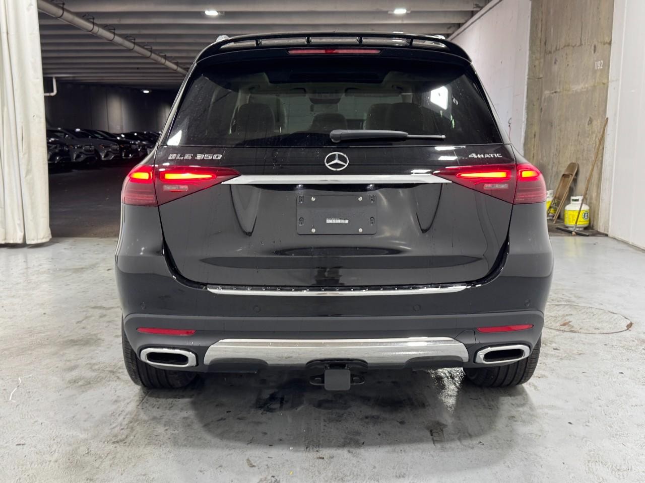 Mercedes-Benz GLE Vehicle Full-screen Gallery Image 9