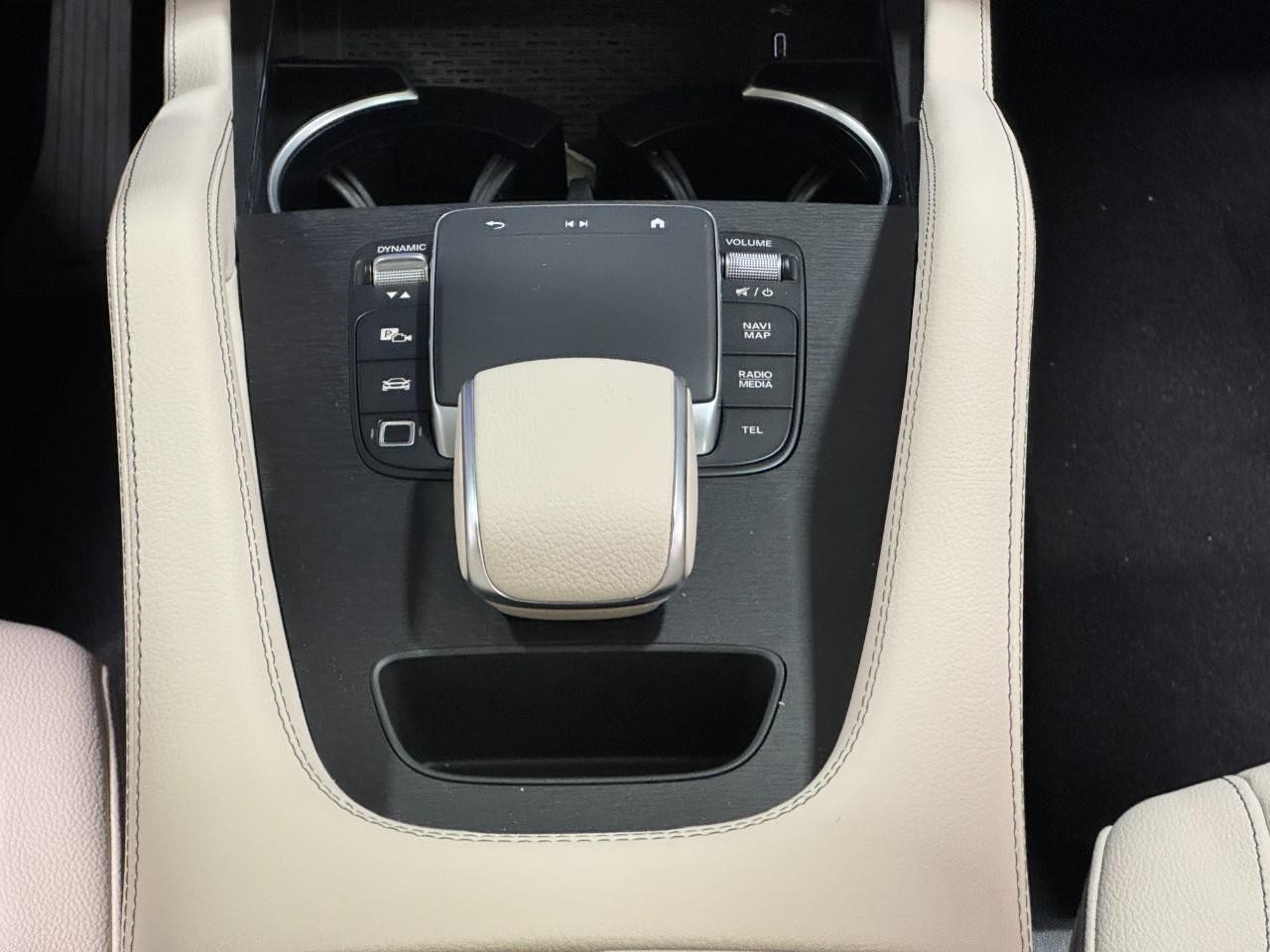 Mercedes-Benz GLE Vehicle Full-screen Gallery Image 16