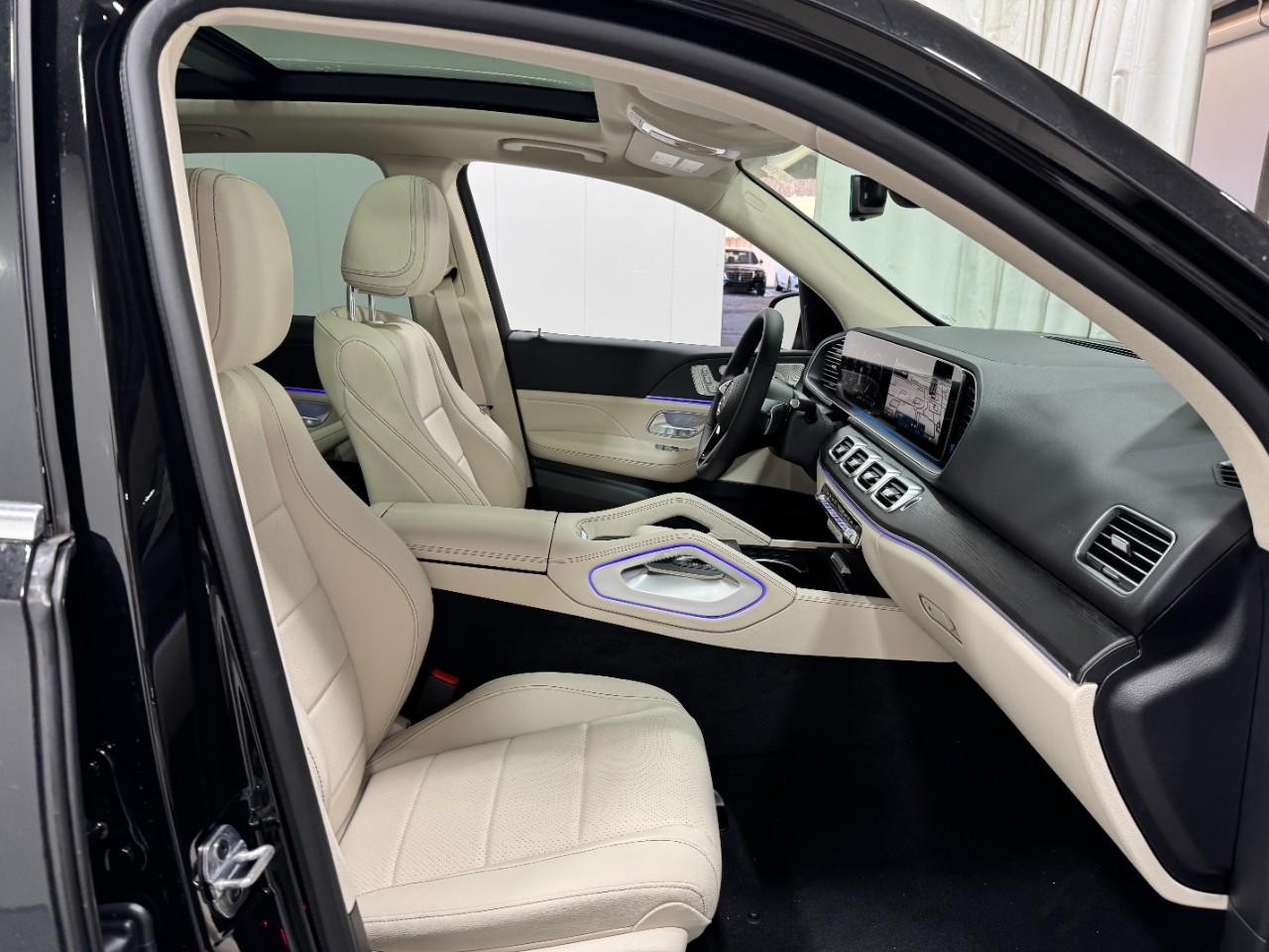 Mercedes-Benz GLE Vehicle Full-screen Gallery Image 18