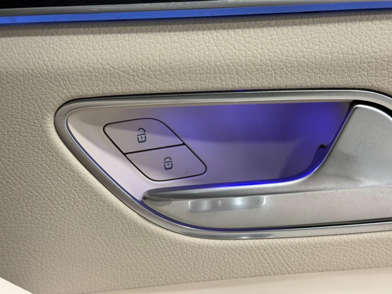 Mercedes-Benz GLE Vehicle Full-screen Gallery Image 22