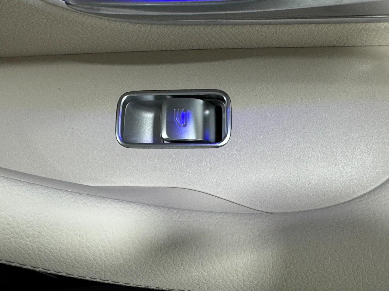 Mercedes-Benz GLE Vehicle Full-screen Gallery Image 23