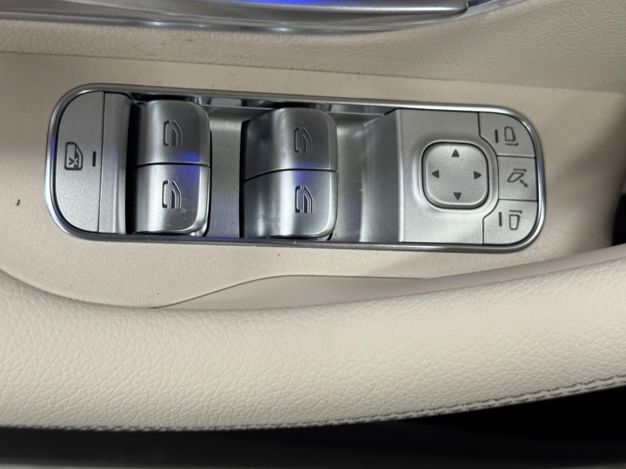 Mercedes-Benz GLE Vehicle Full-screen Gallery Image 27