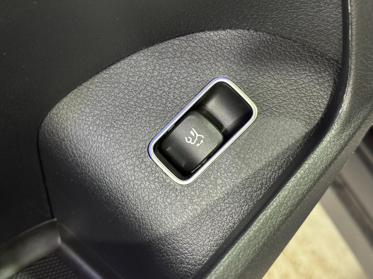 Mercedes-Benz GLE Vehicle Full-screen Gallery Image 28