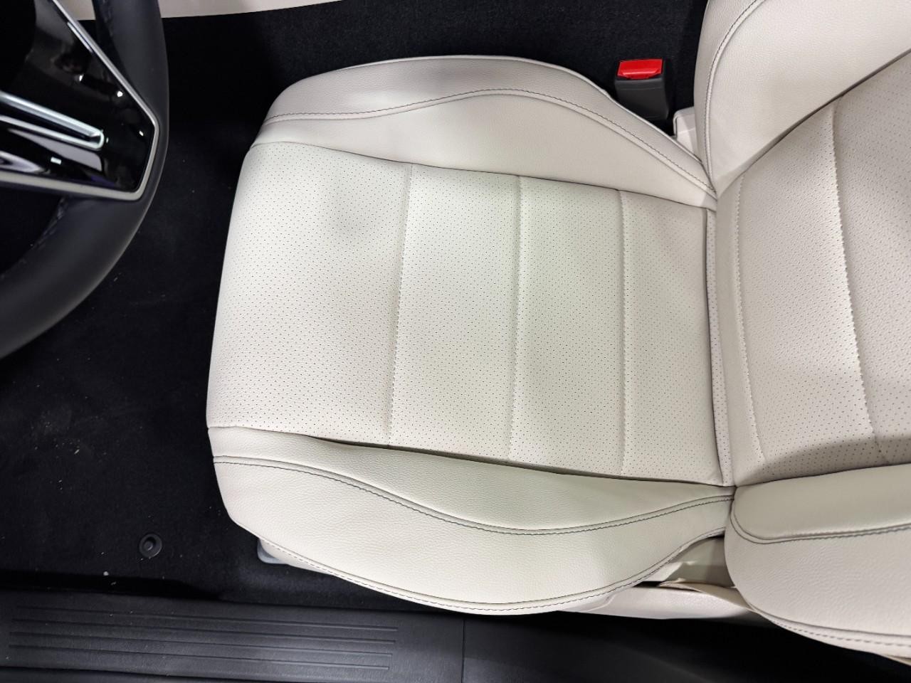 Mercedes-Benz GLE Vehicle Full-screen Gallery Image 30