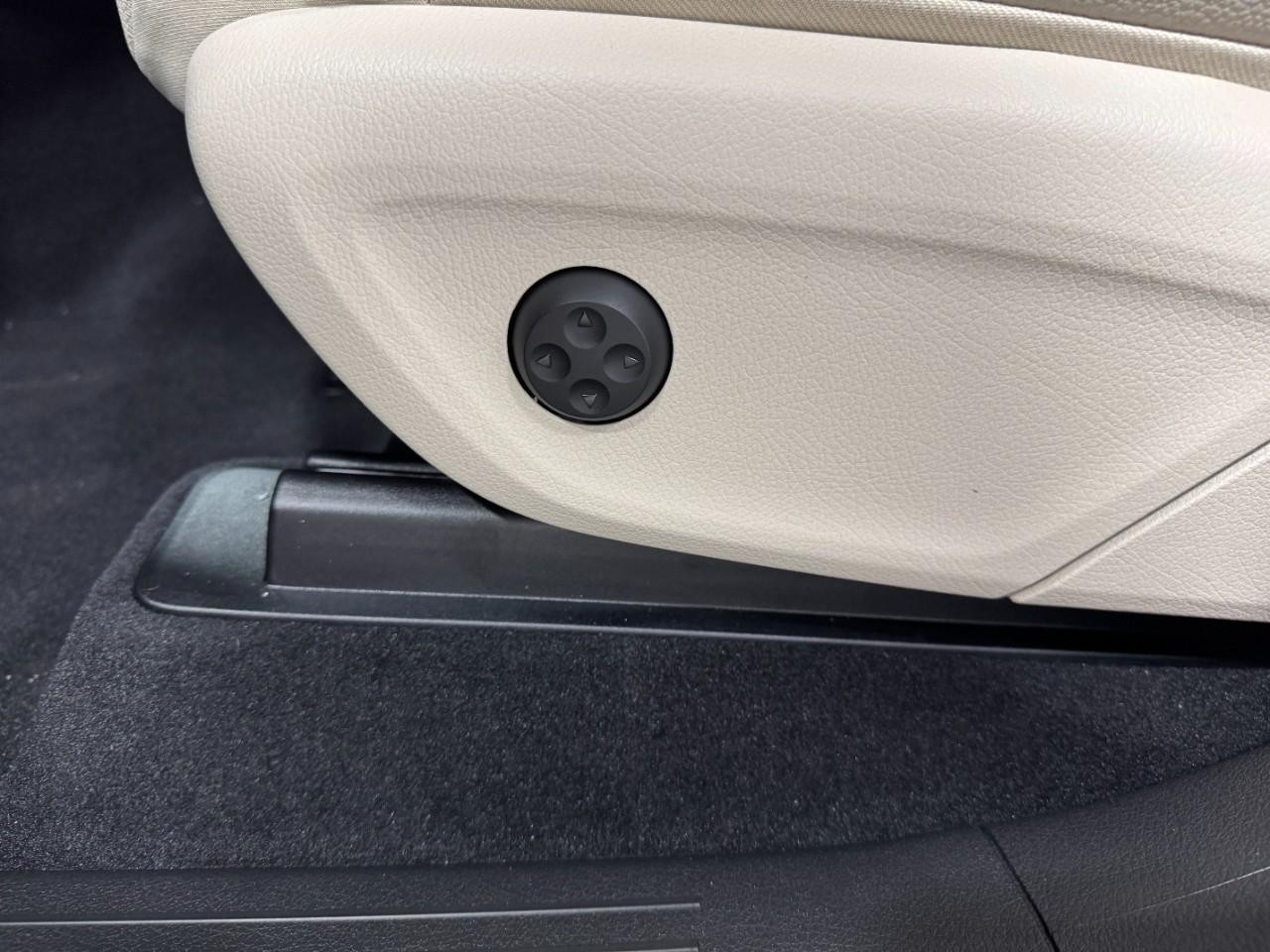 Mercedes-Benz GLE Vehicle Full-screen Gallery Image 31