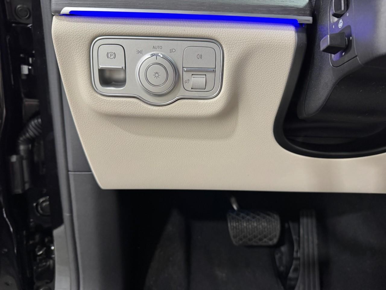 Mercedes-Benz GLE Vehicle Full-screen Gallery Image 32