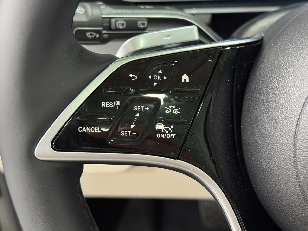 Mercedes-Benz GLE Vehicle Full-screen Gallery Image 33