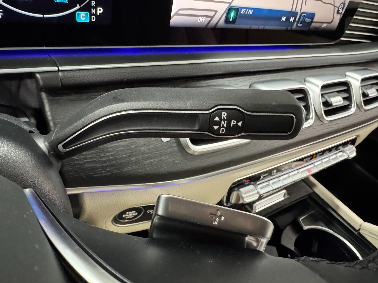 Mercedes-Benz GLE Vehicle Full-screen Gallery Image 36